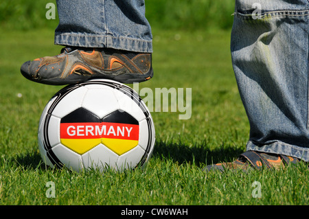 Un ragazzo in piedi su un campo di calcio con la scritta 'Germania', GERMANIA Baden-Wuerttemberg Foto Stock