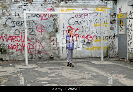 Ragazzo su una area di calcio con graffiti, in Germania, in Renania settentrionale-Vestfalia, Colonia Foto Stock