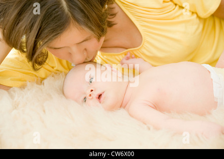 Madre bacia 1 mesi sul fronte Foto Stock