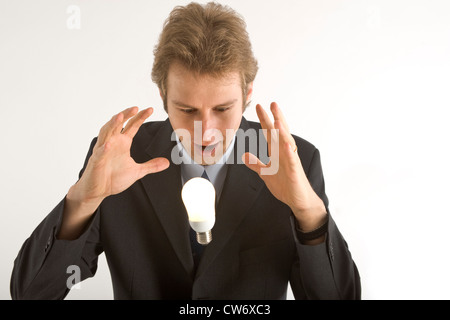 Uomo d affari con lampadina Foto Stock