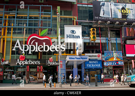 Times Square Broadway New York City Applebees Hilton Foto Stock