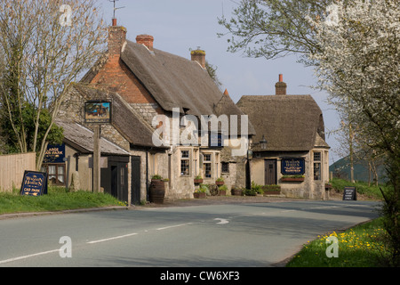 Avebury: carro cavalli & pub sulla A4 Foto Stock