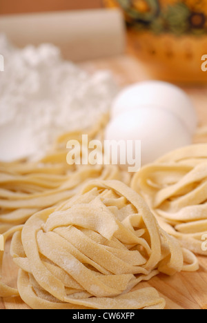 Deliziosa preparata di fresco fettuccine con uova e perno di rotolamento Foto Stock