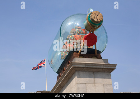 Nelson della nave in una bottiglia da Yinka Shonibare sul quarto zoccolo in Trafalgar Square Foto Stock