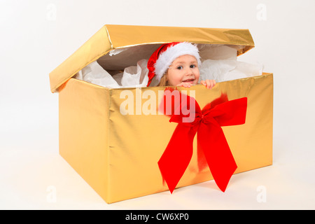 Bambina vestito come Babbo Natale in una scatola, Svizzera Foto Stock