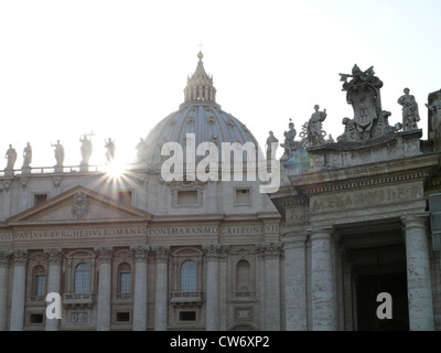 Piazza San Pietro e la Basilica di San Pietro in Roma, Italia, Roma, Città del Vaticano Foto Stock