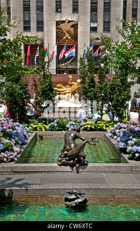 Giardino di Rockefeller Plaza ( Centro ) New York City Manhattan background Prometeo dio del fuoco Foto Stock