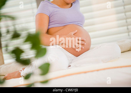 Donna incinta in dettaglio Foto Stock