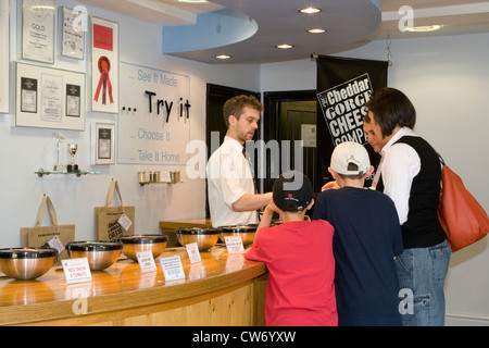 Cheddar Gorge: Cheddar Gorge Cheese Company - degustazione di formaggi Foto Stock