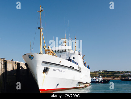 Il Scillonian 3 lungo la banchina a St. Mary's Isole Scilly Foto Stock