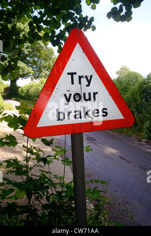 Provare i freni cartello di avviso dopo la Ford in esecuzione su strada Bardsey Yorkshire Regno Unito Foto Stock