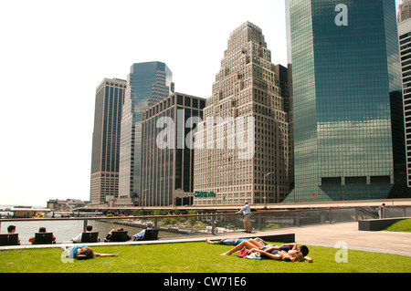 Park Pier 17 sullo sfondo del distretto finanziario di New York City Manhattan Foto Stock