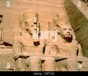 Abu Simbel, facciata del tempio principale, 2 di 4 colossali statue di Ramses II, Egitto Foto Stock