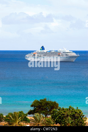 La nave di crociera Amadea ancorato nel porto di ascensione in Africa occidentale, Saint Helena, Isola di Ascensione Foto Stock