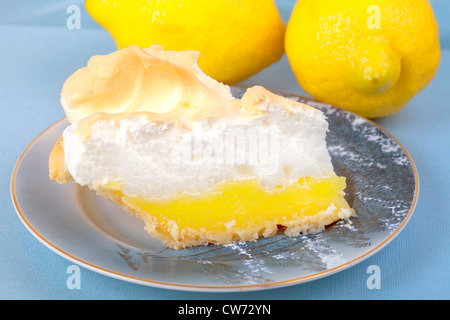 In prossimità di una fetta di limone in casa torta di meringa su una piastra vintage. Foto Stock