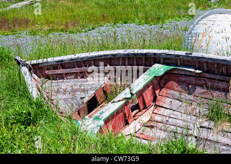 Vernice scrostata fuori un vecchio pesca dory marciume(canotto) sulle rive di un outport in Terranova, Canada. Foto Stock