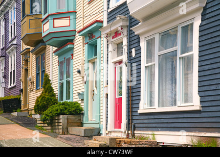 In legno tradizionali case di riga sulle strade collinari di San Giovanni, Terranova, Canada Foto Stock