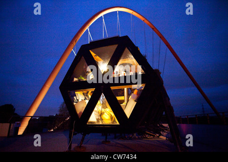 Casa a piedi nella parte anteriore del ponte rosso di Nordsternpark durante il 'Extraschicht 2010', in Germania, in Renania settentrionale-Vestfalia, la zona della Ruhr, Gelsenkirchen Foto Stock