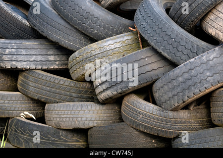 Pneumatici Pneumatici rottame utilizzato le tasse imposte verde carica utilizzata riciclare il riciclaggio risagomato remold stack remolds impilati in attesa Foto Stock