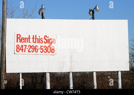 Bensenville, Illinois, Stati Uniti d'America. Un venerabile billboard commerciale con un pulito di ardesia, in cerca di un inserzionista. Foto Stock