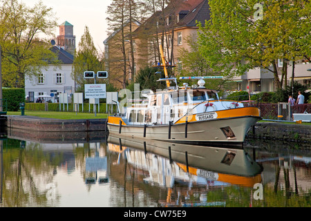 Nave in corrispondenza di una fase di landig in Muelheim/Ruhr, il municipio sul lato sinistro, in Germania, in Renania settentrionale-Vestfalia, la zona della Ruhr, Muelheim an der Ruhr Foto Stock