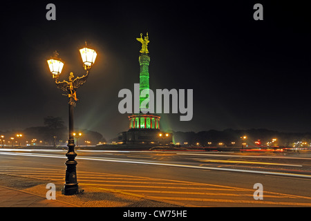 Berlino Vittoria Colonna con Vicrpia al Grosser Stern a Berlino, illuminata per la festa delle luci 2009, Germania Berlino Foto Stock