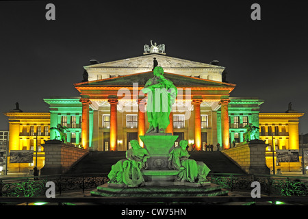 Il monumento a Schiller nella parte anteriore del Konzerthaus a Gendarmenmarkt illuminata a festa delle luci 2009, Germania Berlino Foto Stock