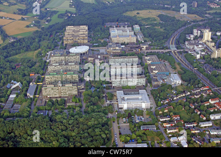 La Ruhr University di Bochum con University Street, centro commerciale Unicenter (a destra) e il giardino botanico (sinistra), Ruhrgebiet , Bochum Foto Stock