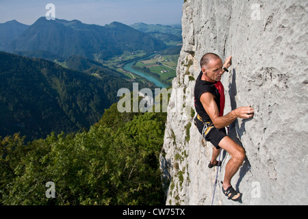 Persone di mezza età scalatore in corrispondenza di una parete di roccia di losenstein, Austria, Ennstal, Nixloch Foto Stock