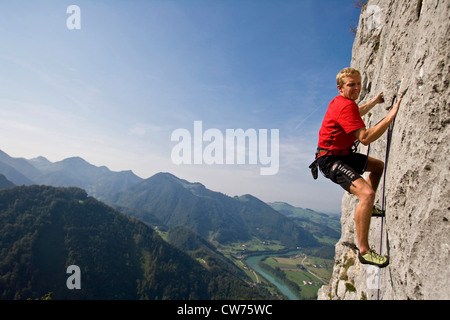 Scalatore in corrispondenza di una parete di roccia di losenstein, Austria, Ennstal, Nixloch Foto Stock