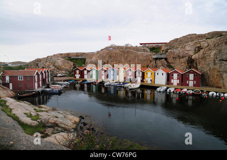 Fila di pesca colorata di capanne, Svezia, Bohuslaen, Smoegen Foto Stock