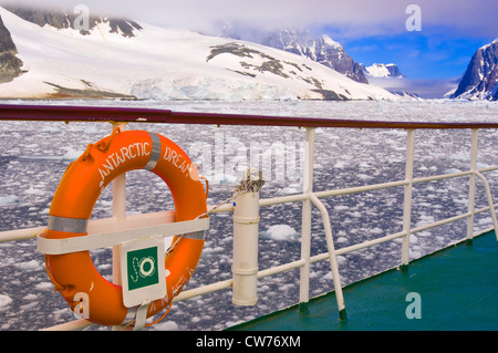 Salvagente di nave antartico nel sogno di Lemaire Channel, Antartide Foto Stock