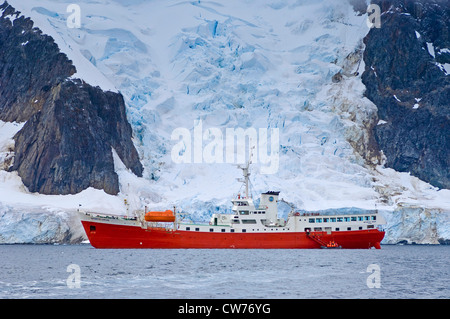 Nave sogno Antartico nella parte anteriore del paesaggio antartico, Antartide, Pleneau Island Foto Stock