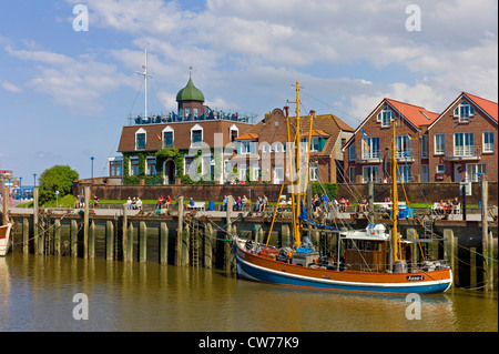 Fresa di pesca in porto, Germania, Bassa Sassonia, Neuharlingersiel Foto Stock