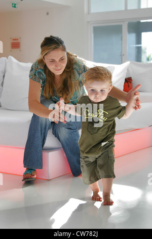 Little Boy impara in esecuzione Foto Stock