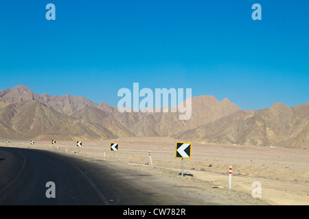 Strada nel deserto nel deserto del Sinai in Egitto Foto Stock