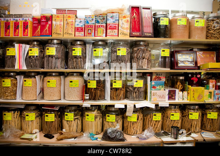 Occhiali con diversi ingredienti della medicina tradizionale cinese, Canada, British Columbia, Chinatown, Vancouver Foto Stock