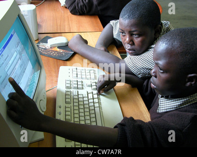 Istruzioni di computer nel Villaggio SOS in Zambia, dello Zambia, Lusaka Foto Stock