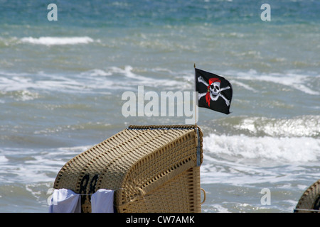 Bandiera pirata sulla coperta spiaggia di vimini sedia, Germania, Schleswig-Holstein, Dahme Foto Stock