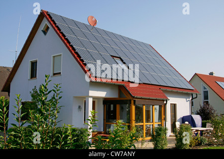 Casa con il fotovoltaico sul tetto, in Germania, in Baviera, Eckersdorf Foto Stock