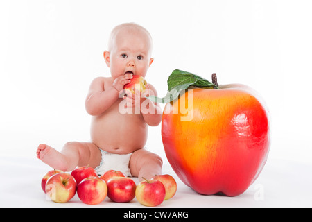 10 mesi di età bambino con un grande un diversi appels normale Foto Stock