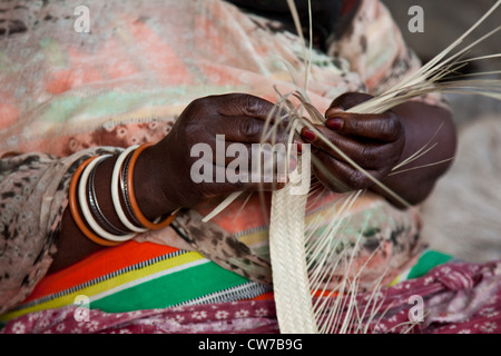 Calza donna un cesto su un mercato, dettaglio, Ruanda, Nyamirambo, Kigali Foto Stock