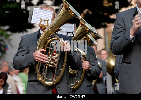 Bugle player in un corteo, Germania, Vaihingen/Enz Foto Stock