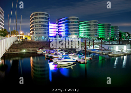 Marina Duisburg e le cinque navi in Duisburger Innenhafen, in Germania, in Renania settentrionale-Vestfalia, la zona della Ruhr, Duisburg Foto Stock