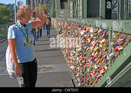 Lucchetti fissato al ponte di Hohenzollern, simbolo per prova di amore, in Germania, in Renania settentrionale-Vestfalia, Colonia Foto Stock