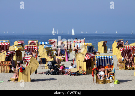 I bagnanti in sedie a sdraio sul soleggiato Mar Baltico spiaggia , Germania, Schleswig-Holstein, Travemuende, Lubecca Foto Stock