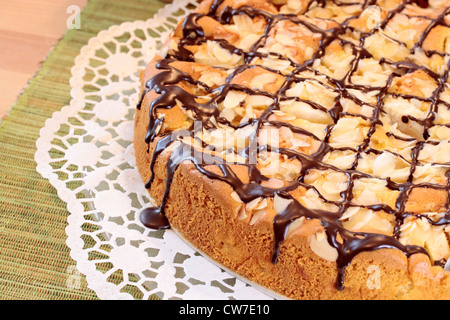 Torta di mele su splendidamente decorato tavolo da tè Foto Stock