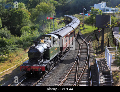 GWR n. 4566, 2-6-2 piccola prateria serbatoio del motore entra nella stazione di Highley, Severn Valley Railway, Shropshire, Inghilterra, Europa Foto Stock