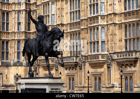 Statua di Riccardo Cuor di Leone al di fuori della sede del parlamento di Londra Foto Stock