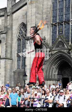 Gli spettatori a guardare una street performance al Edinburgh Festival Fringe in Scozia, Regno Unito Foto Stock
